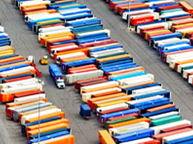 Großer Logistik-Verladeplatz mit Containern und LKWs